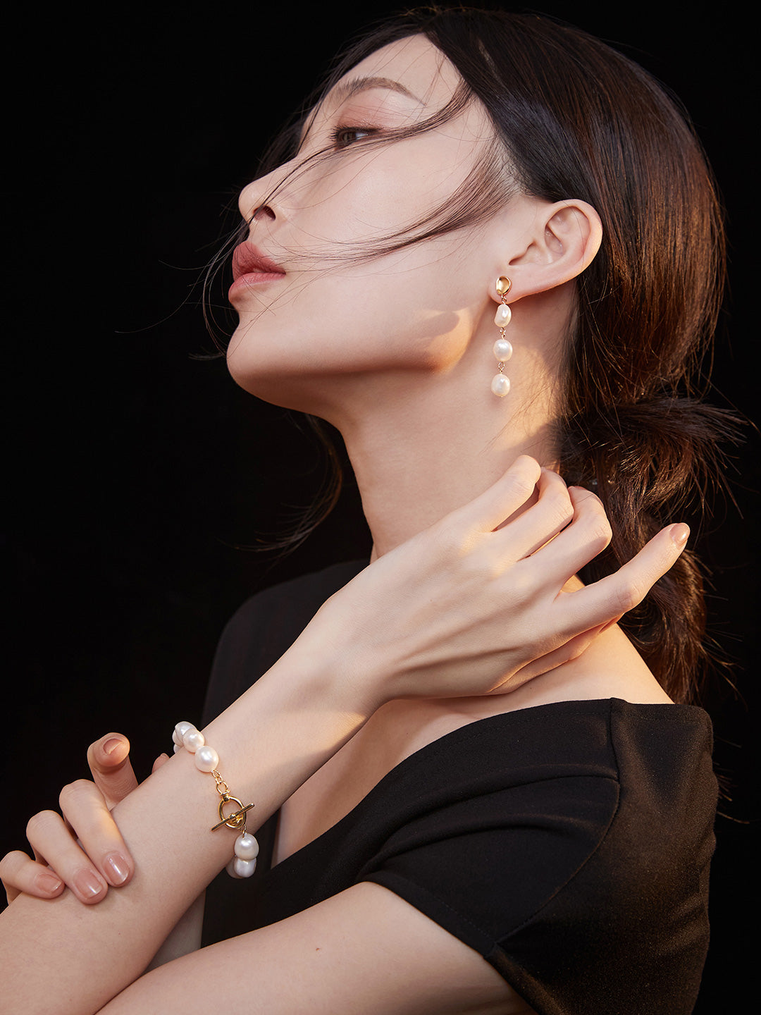 Elegance in Asymmetry: Baroque Pearl Drop Earrings