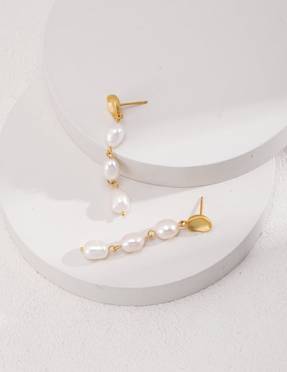 Elegance in Asymmetry: Baroque Pearl Drop Earrings