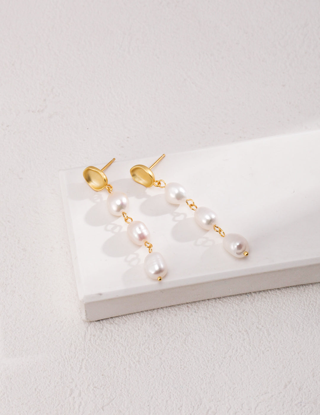 Elegance in Asymmetry: Baroque Pearl Drop Earrings